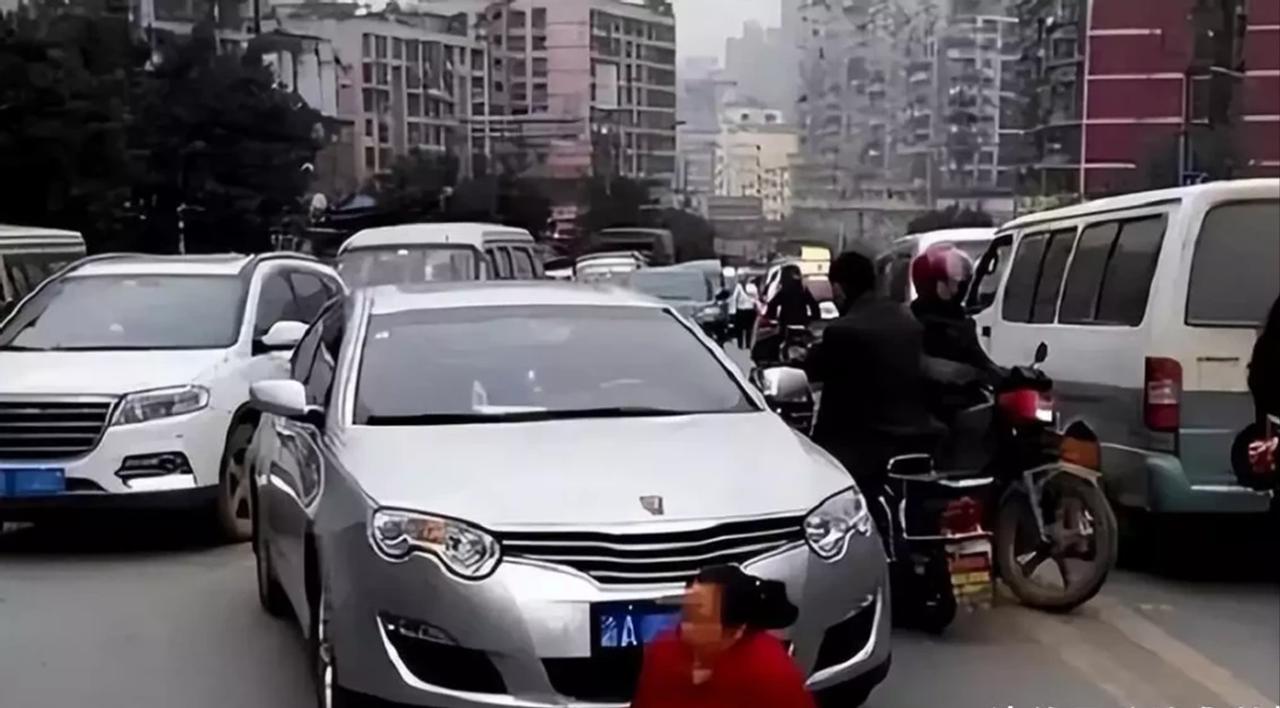 大快人心！”沈阳女子等红灯时无聊玩手机，没有看到大妈躺在她车跟前碰瓷。绿灯后女子