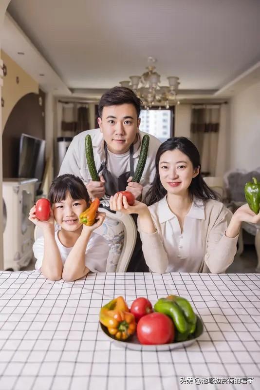 想让家越来越有福气，这几个秘诀得码住。
首先得心齐，家人之间少计较、多体谅，遇事