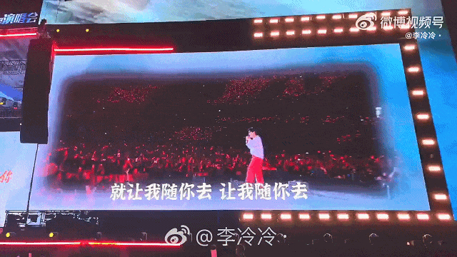 突发！知名歌手演唱会意外摔下舞台，被紧急抬走送医！表情痛苦被