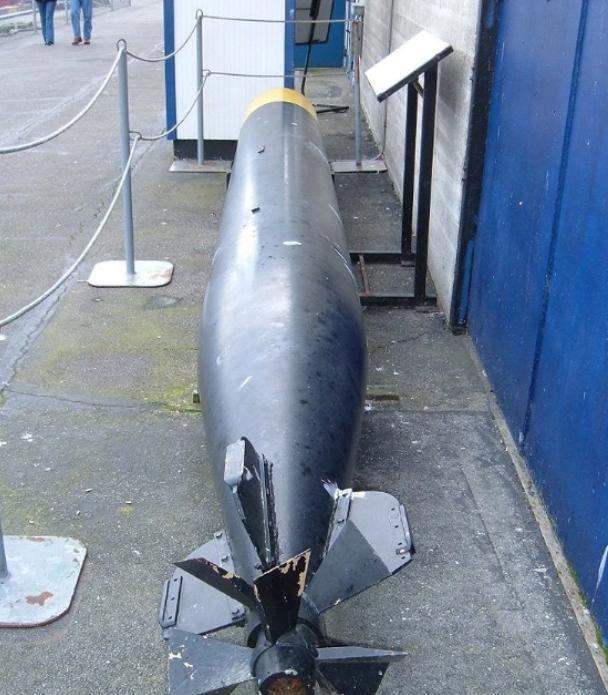 1943年7月，美军潜艇发现一艘日本油轮，然后毫不客气地向对方发射了15枚鱼雷。