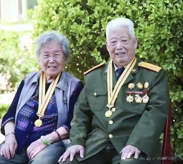 这张温暖的晚年合影，定格了开国将领刘振华上将与夫人林筠晓相伴相依的珍贵时刻。画面