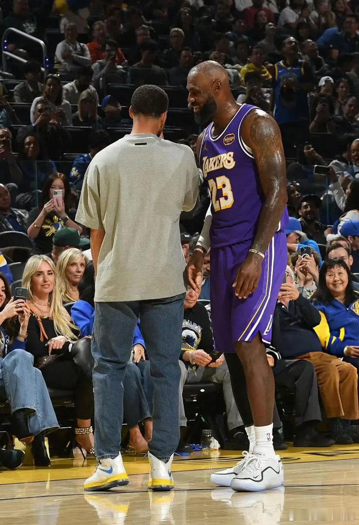 库里又致敬老詹！库里穿着Lebron 10场边观战！湖人vs勇士