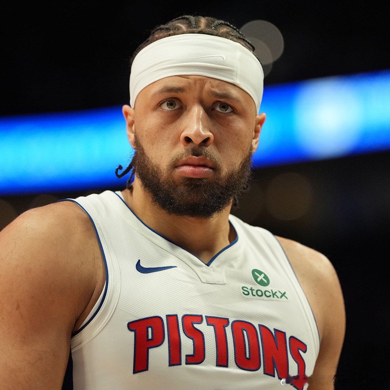 NBA  凯德·坎宁安在一家Sonic快餐店的得来速窗口，看到自己签下2.24亿