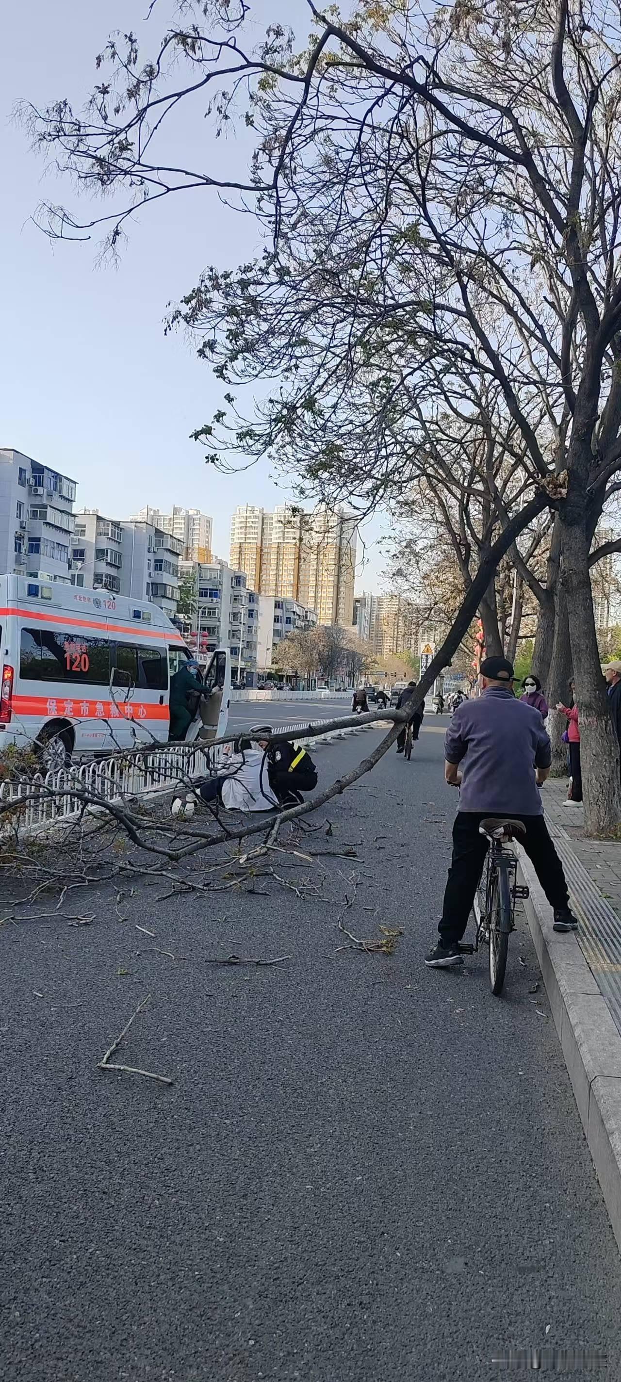 不知道今路过保定长城大街看到图片上这一幕的朋友是啥感受？

只能说意外真的是不知