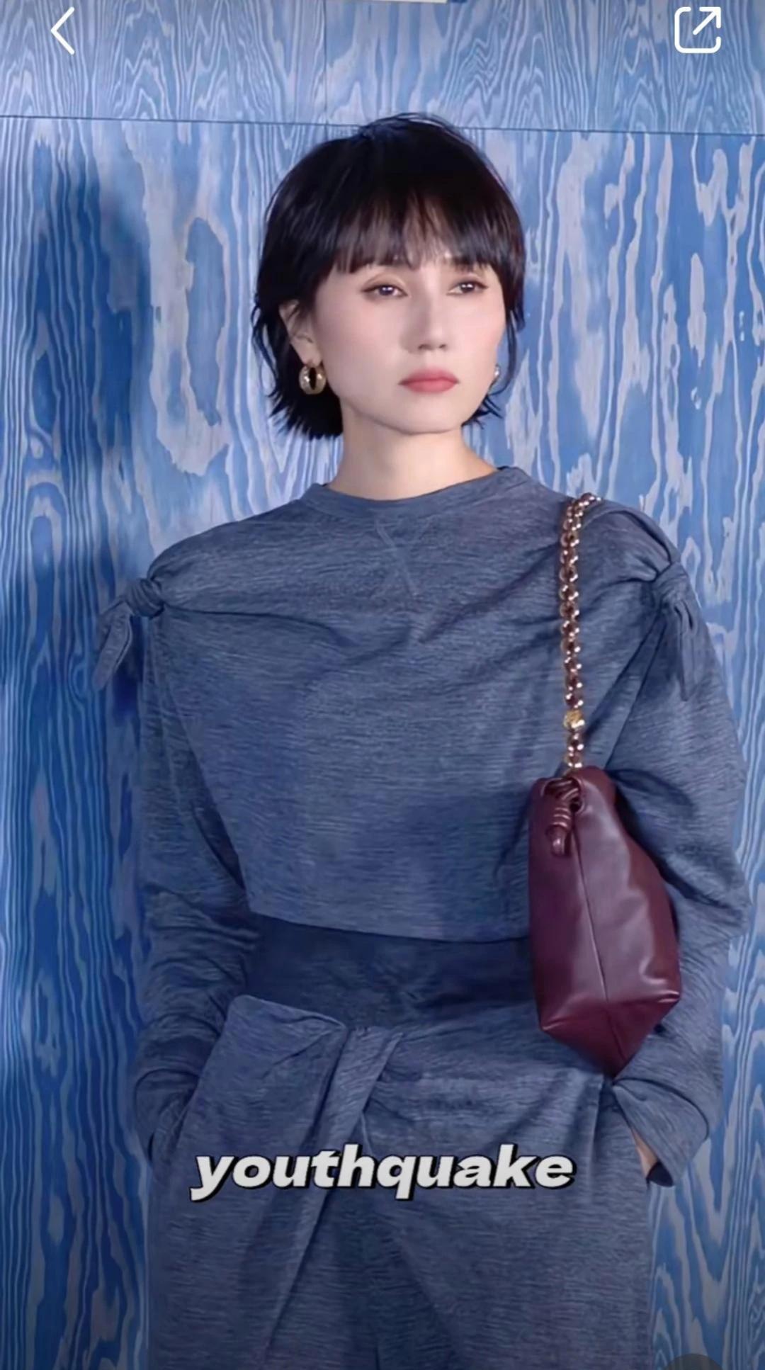 袁泉她的美不仅仅在于外表更在于那份由内而外的魅力与气质，非常喜欢袁泉的衣品，
这