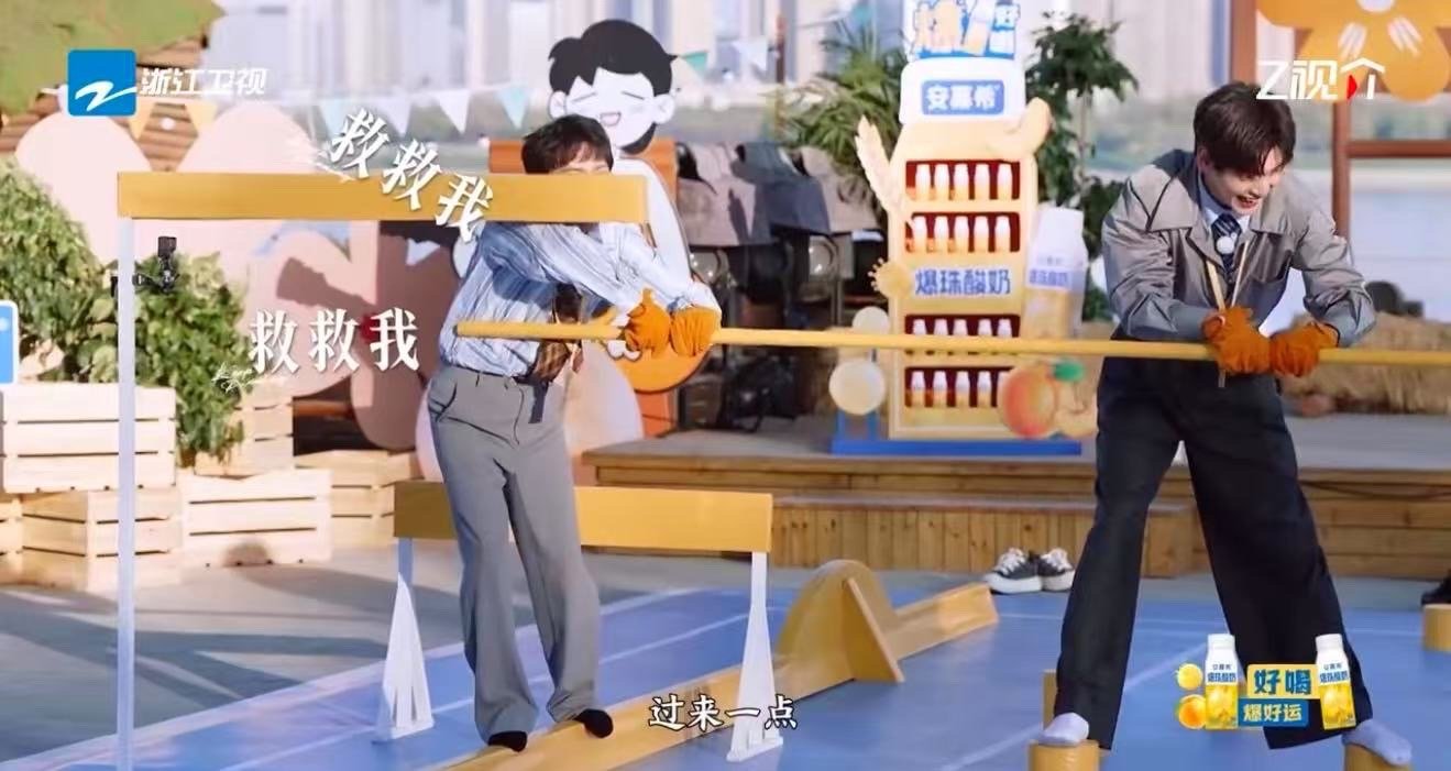 快给周深练成下腰了 深深为了游戏拼到这份上也是绝了！现在满脑子都是他下腰的样子，