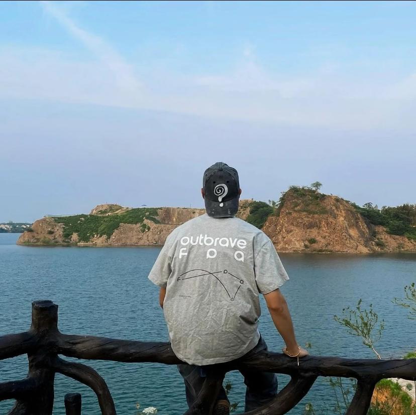 同学老家这村长的故事，听完心里真不是滋味！十里亭被抱回的弃婴，靠自己成教师、当村