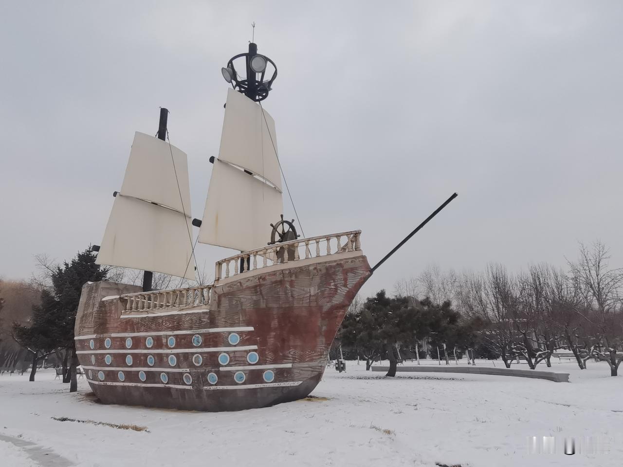 白雪覆盖着沉睡的种子、冬眠的生机，像一份巨大的承诺：所有被洁白掩埋的，都将在春天