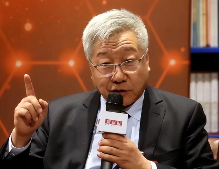 这两天全网突然刷屏 “彻查郑秉文”！呼声一下子从各个平台冒出来，不少人都在问：这