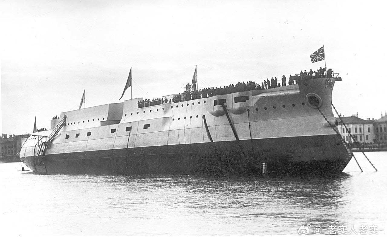 下水及舾装的沙俄海军博罗季诺号战列舰，以及其舰首305mm主炮和152mm副炮塔