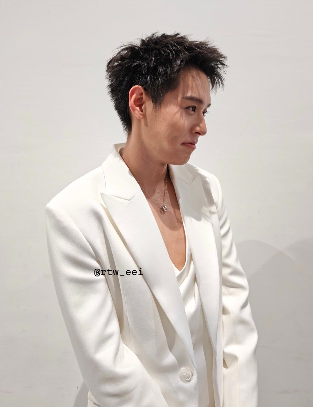 【nong就在眼前，但不敢去求合影，我们是来工作的啊，不好意思打扰nong🥹】
