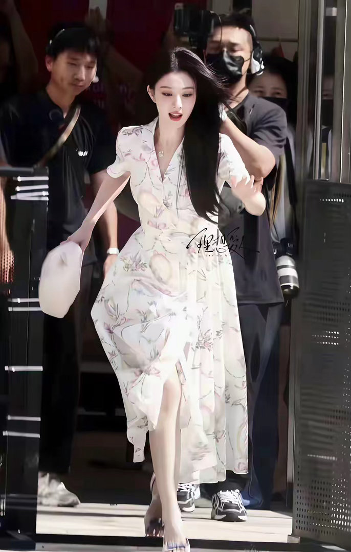 王楚然摔了一跤，却摔出了内娱年度最意外的“神颜” 