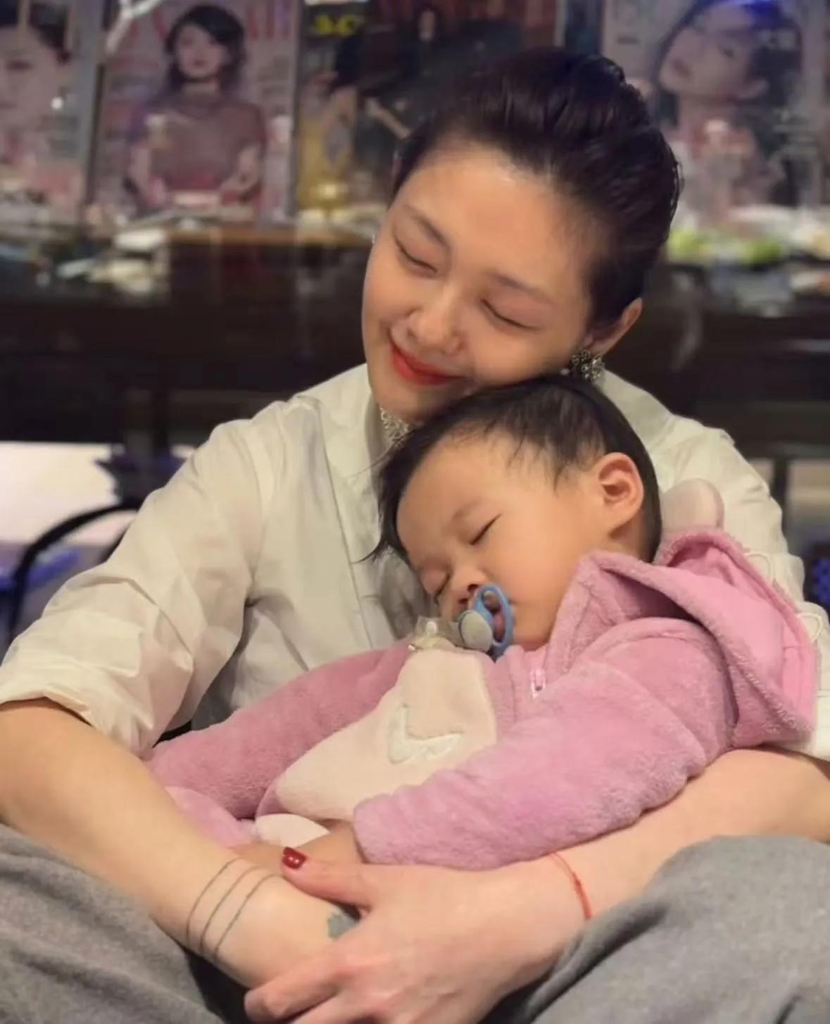 大s要是知道去世后会被s家千般算计

跟汪小菲离婚估计肠子都悔青了

大s早期算