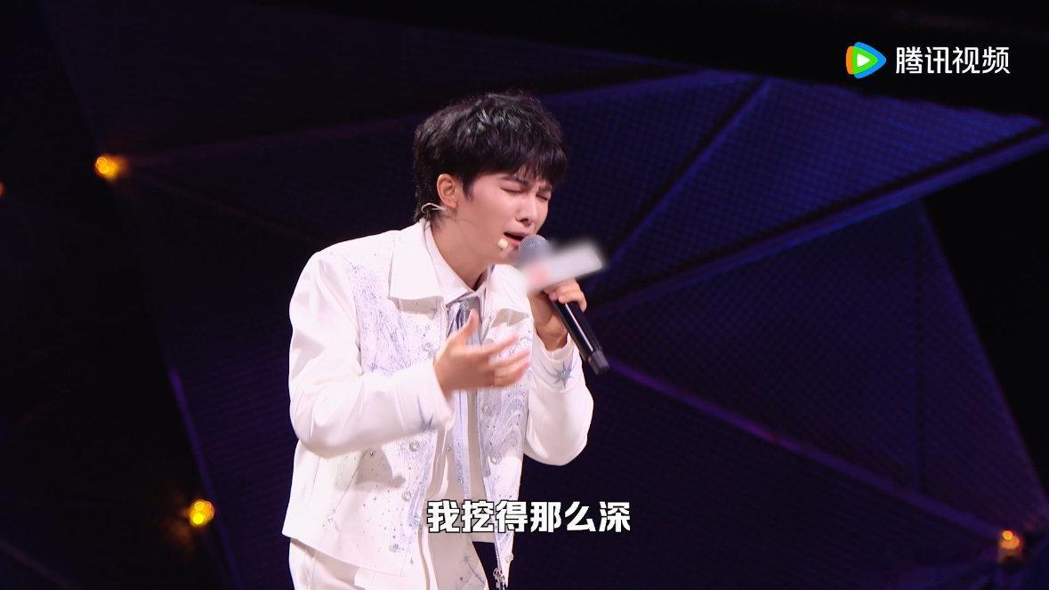  周深别太想薛之谦了脱口秀和Ta的朋友们 别人登台讲段子负责制造欢笑，周深一边输