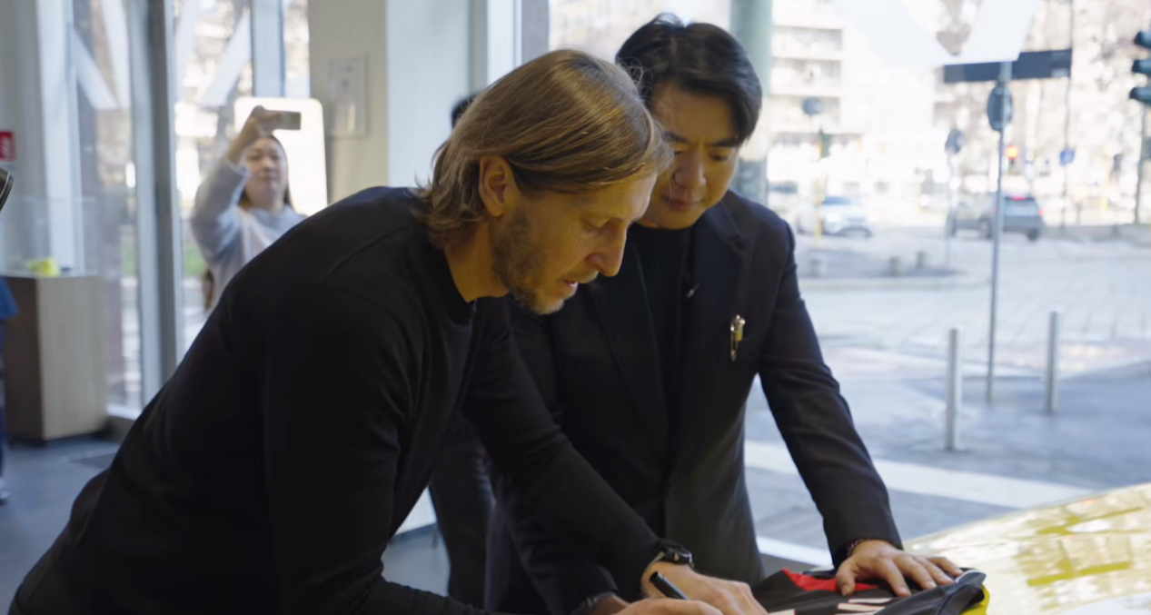 破次元梦幻联动杀疯了！钢琴大师郎朗 × 米兰足球传奇安布罗西尼围坐畅聊，音乐和足