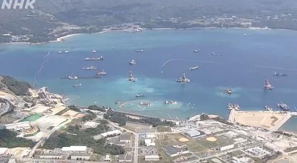 今天中午10点左右的时候，美国军队将基础设施搬迁到海边野古名护城市的时候发生了事