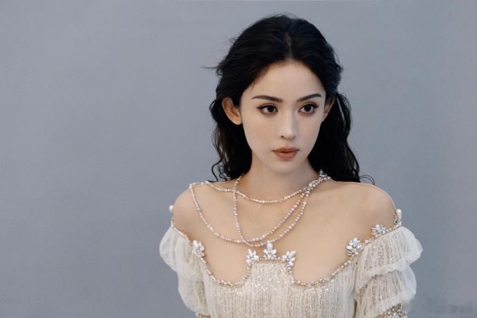 娜扎费加罗八月刊封面 娜扎是真的美，而且是那种很有灵气的美，不是死板的精致，一举