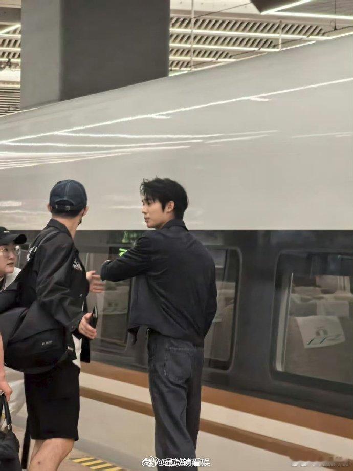 网友沈阳高铁站偶遇于适 沈阳高铁偶遇于适，白背心配黑衣，好身材掩不住！ ​​​