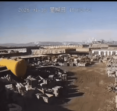 包钢蒸汽罐这一炸飞行了数公里，居然正中废铁回收站。
     这波“精准投递”看