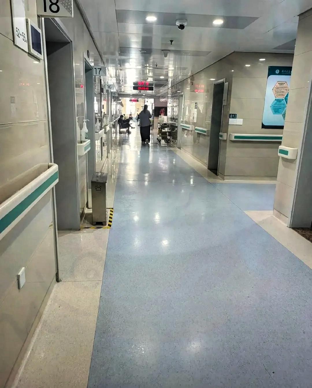 一个在肿瘤医院干了20年的熟人，透了个底。他说，很多癌症患者，一半是被疾病影响，