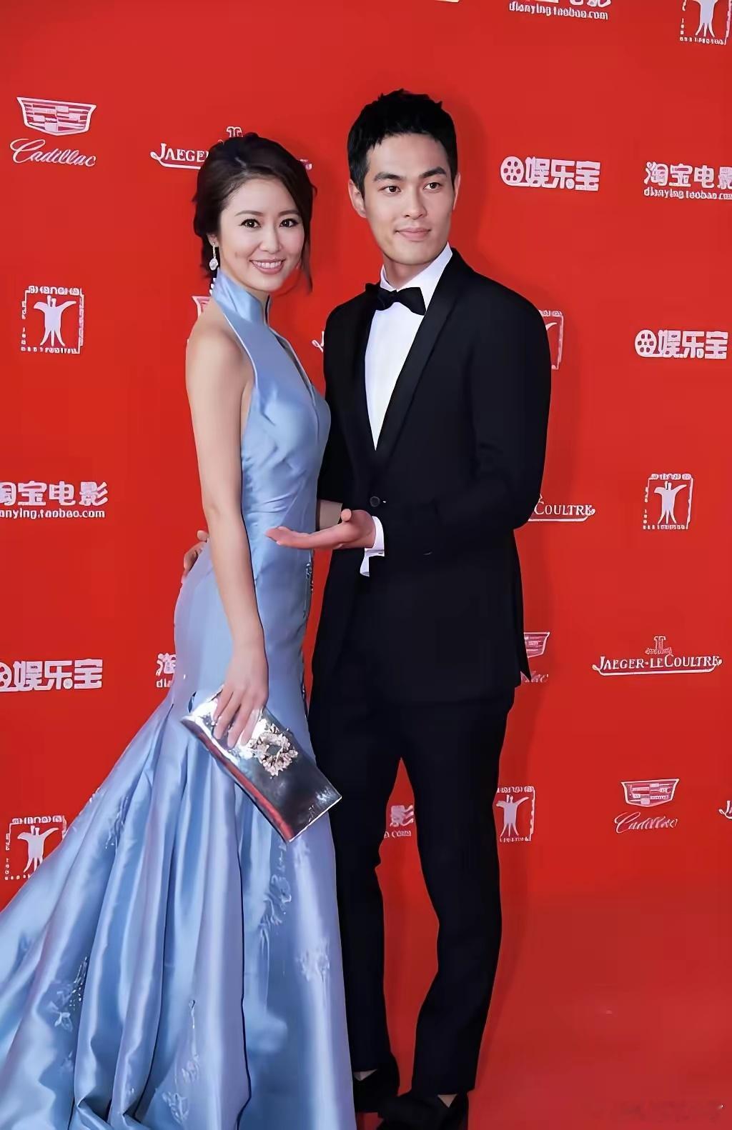 林心如身穿浅蓝色拖地长裙，更加衬托她的美。她旁边的帅哥是谁？有认识的吗？ 
