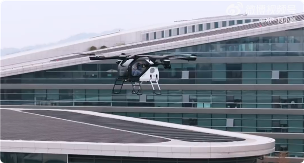 何小鹏乘"陆地航母"飞行汽车空降年会现场，女驾驶员全程护航