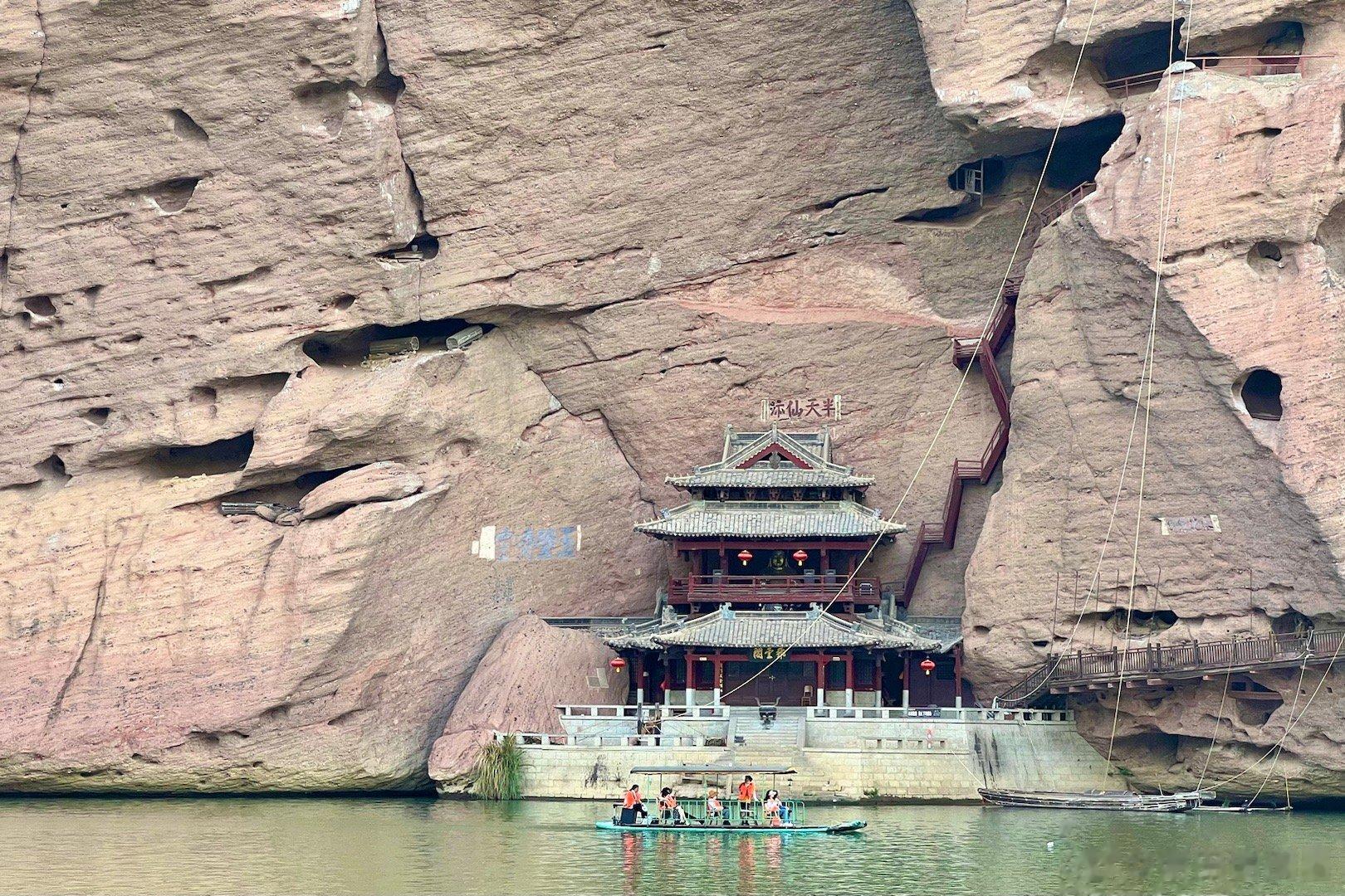 龙虎山仙水岩崖墓群，第五批全国重点文物保护单位。先秦时期的古代南方越人在这里顺着