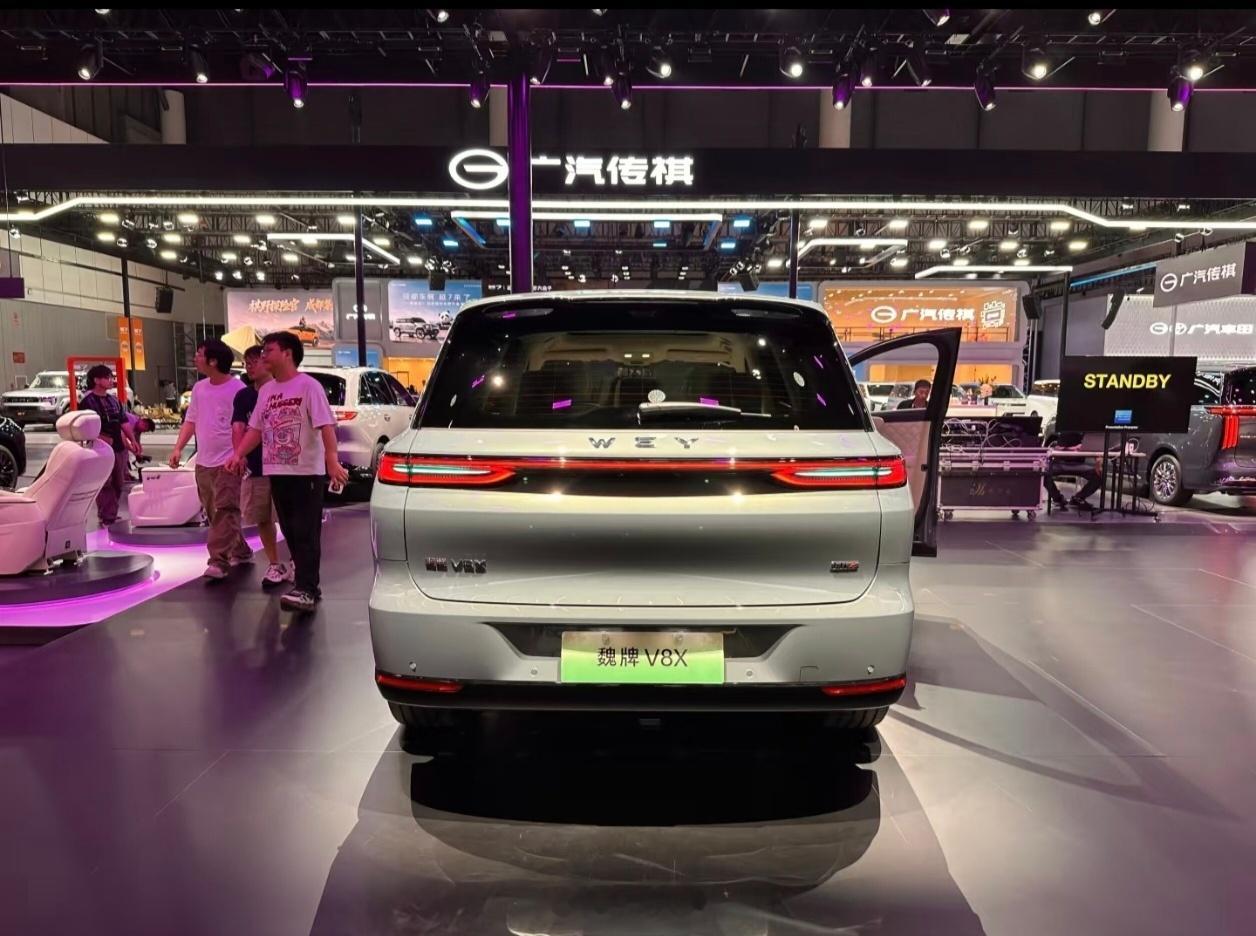 打卡2026成都车展魏牌展台，给大家解惑魏牌V9X和魏牌V8X怎么选。魏牌V9X