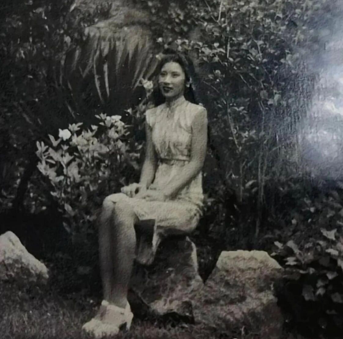 ，刚跟张灵甫结婚半年的王玉玲女士，是年她刚18岁 ，意气风发，花开正艳，拍下了这