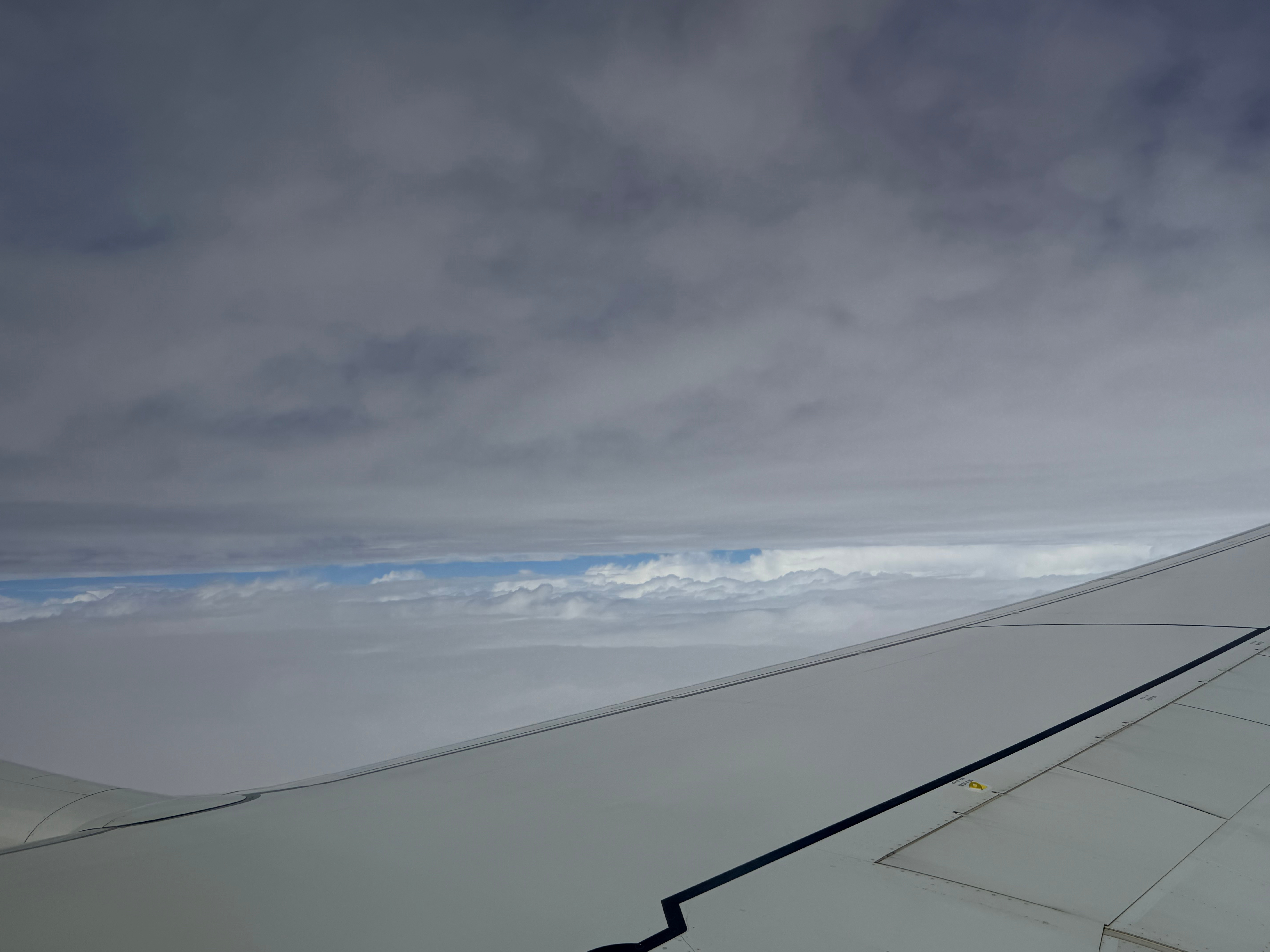 无语至极……刚在深圳机场易安检检票登机因为那个通道比较明显排队的人比较多有些不熟