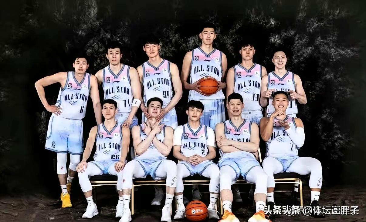 我也是真服了你徐杰，全明星赛全家福，你徐杰也是真敢坐啊！别人不说了，在胡金秋面前