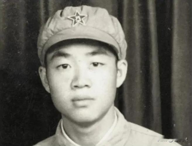 1951年，15岁新兵擦大炮，埋头看瞄准镜，突然瞅见，敌人阵地上出现一奇怪绿影。