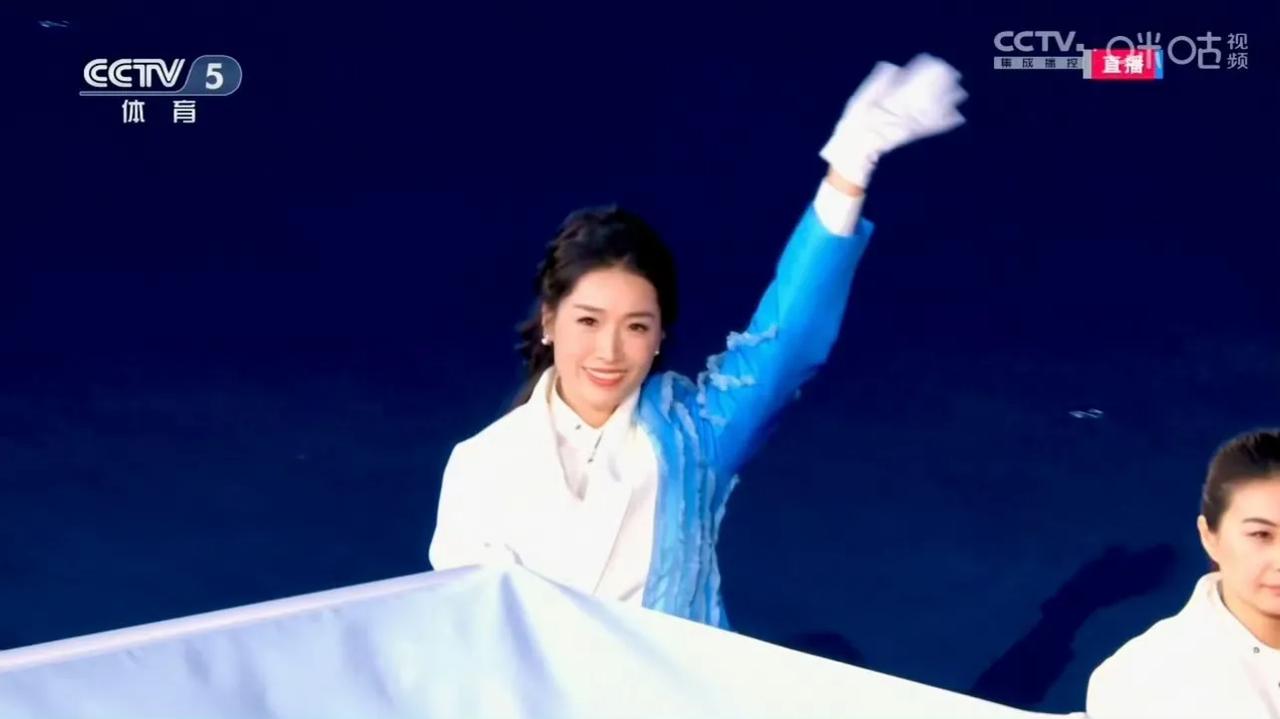 今晚杭州亚运会开幕式最美，泳坛蛙后，雅典奥运会冠军罗雪娟，把一旁的跳水天后郭晶晶