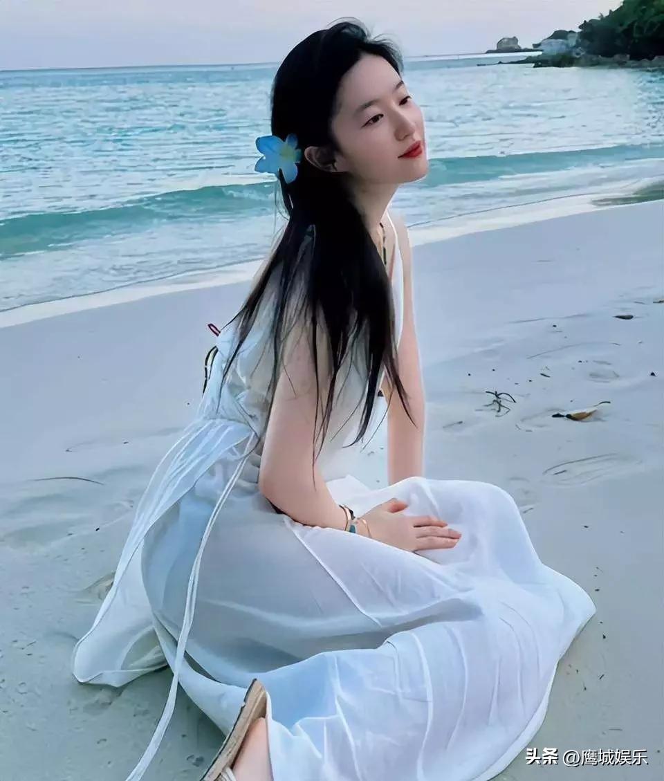 刘亦菲“发福”旧照火上热搜，网友炸了：她凭啥还能这么好看？

一组刘亦菲早年的无