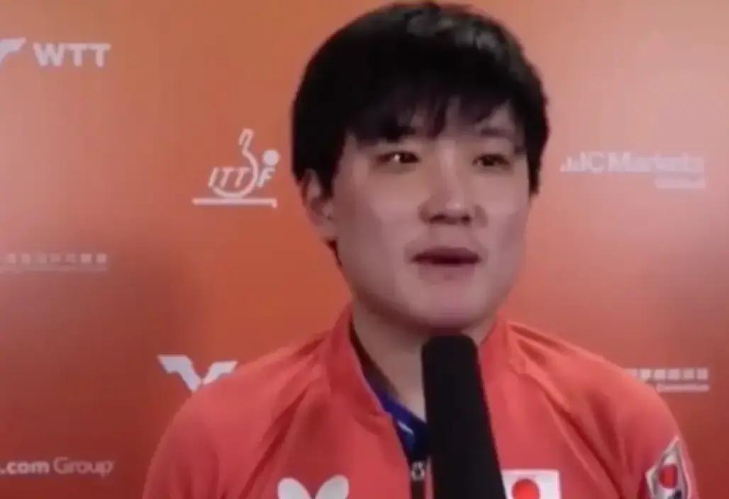 你以为张本智和最大的争议是“选择为日本打球”？错了。
 
真正撕裂舆论的，是他夺