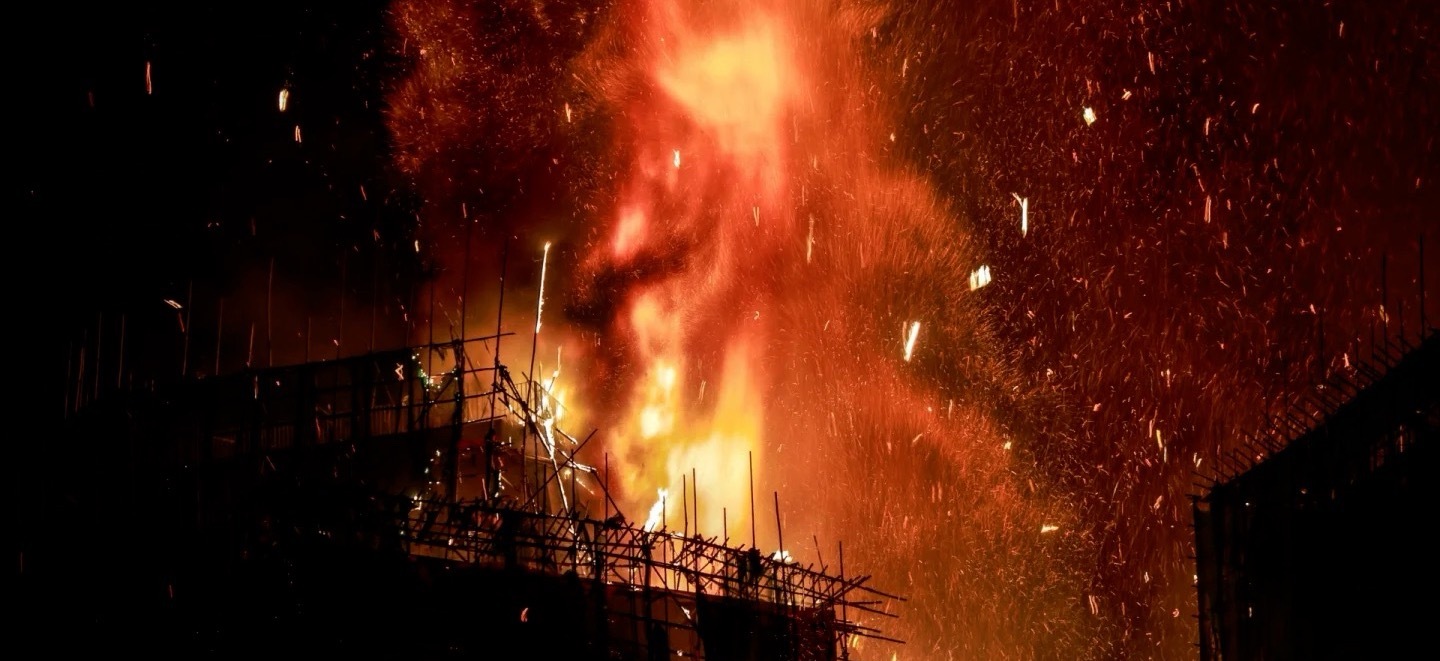 希望失联的人多一份平安。那个外面的架子以前看那边的电影用的就是竹子的，没想到如今