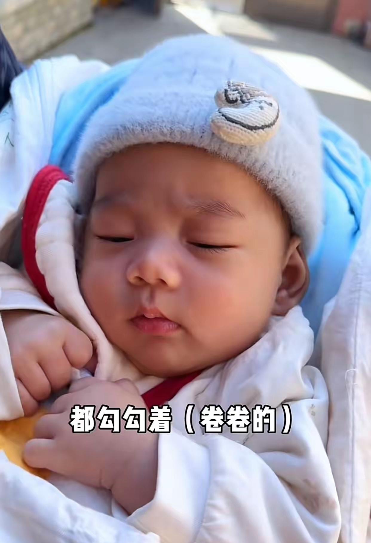 许多网友都脸上流露出幸福的笑容，
因为看到盼盼与小乔家的儿子太可爱了。
小家伙很