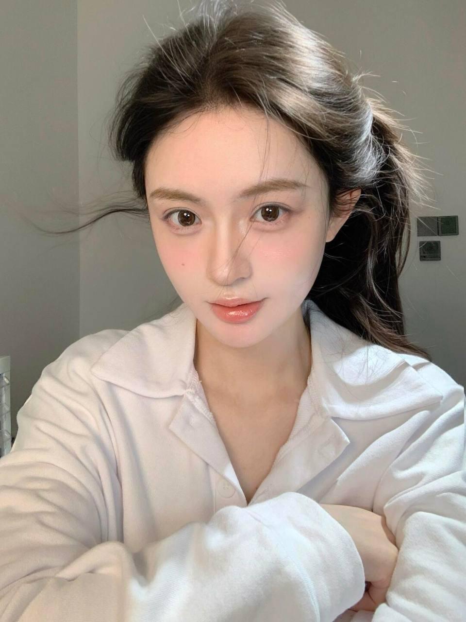 元气满满的一天，从自信的笑容开始！😊✨分享美少女倩影 高清美女 自然清新美少女