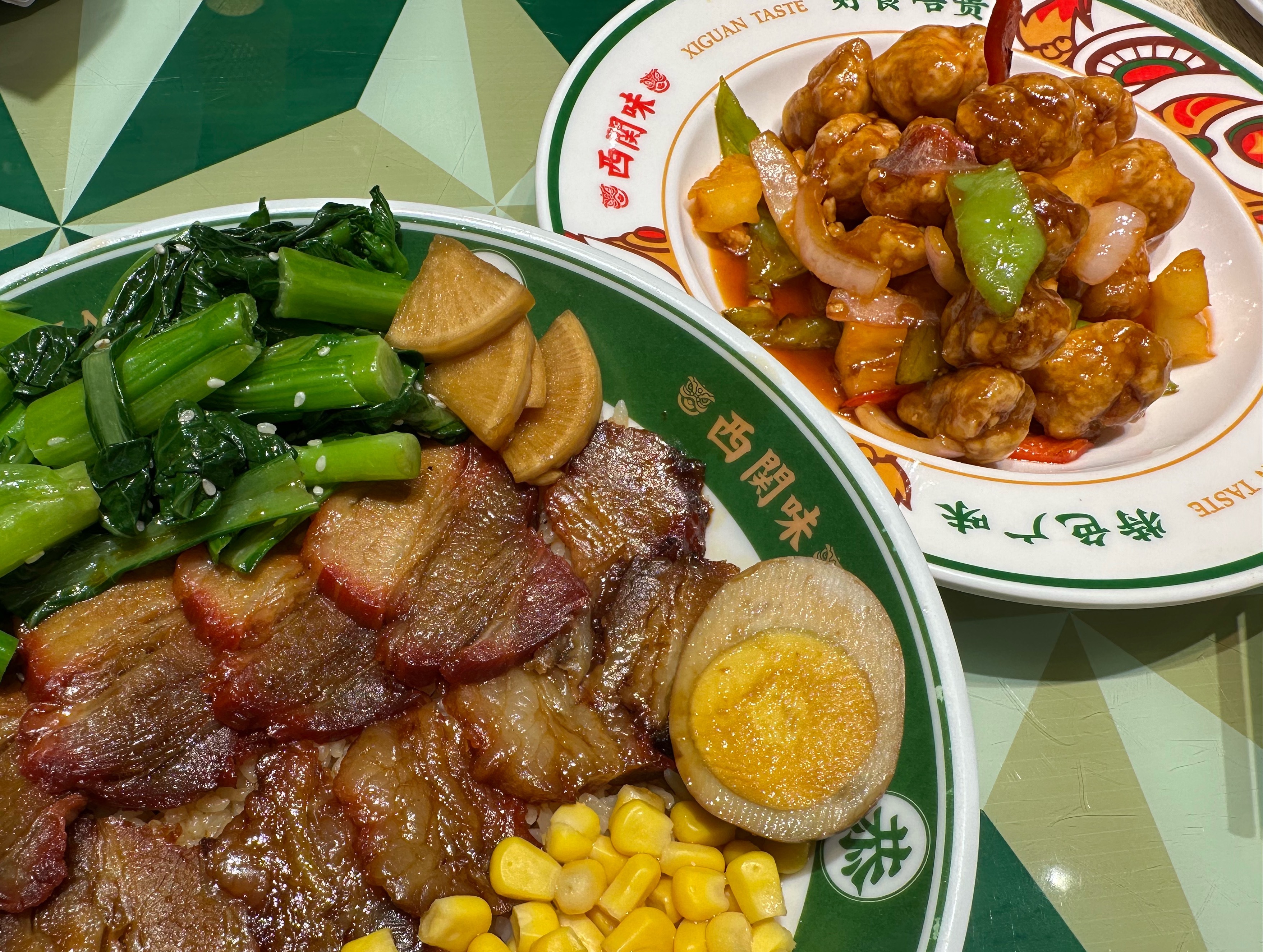 我再也不馋菠萝咕噜肉了，酸甜口的，肉有一半都是肥肉，点的黯然销魂叉烧饭也是甜口的