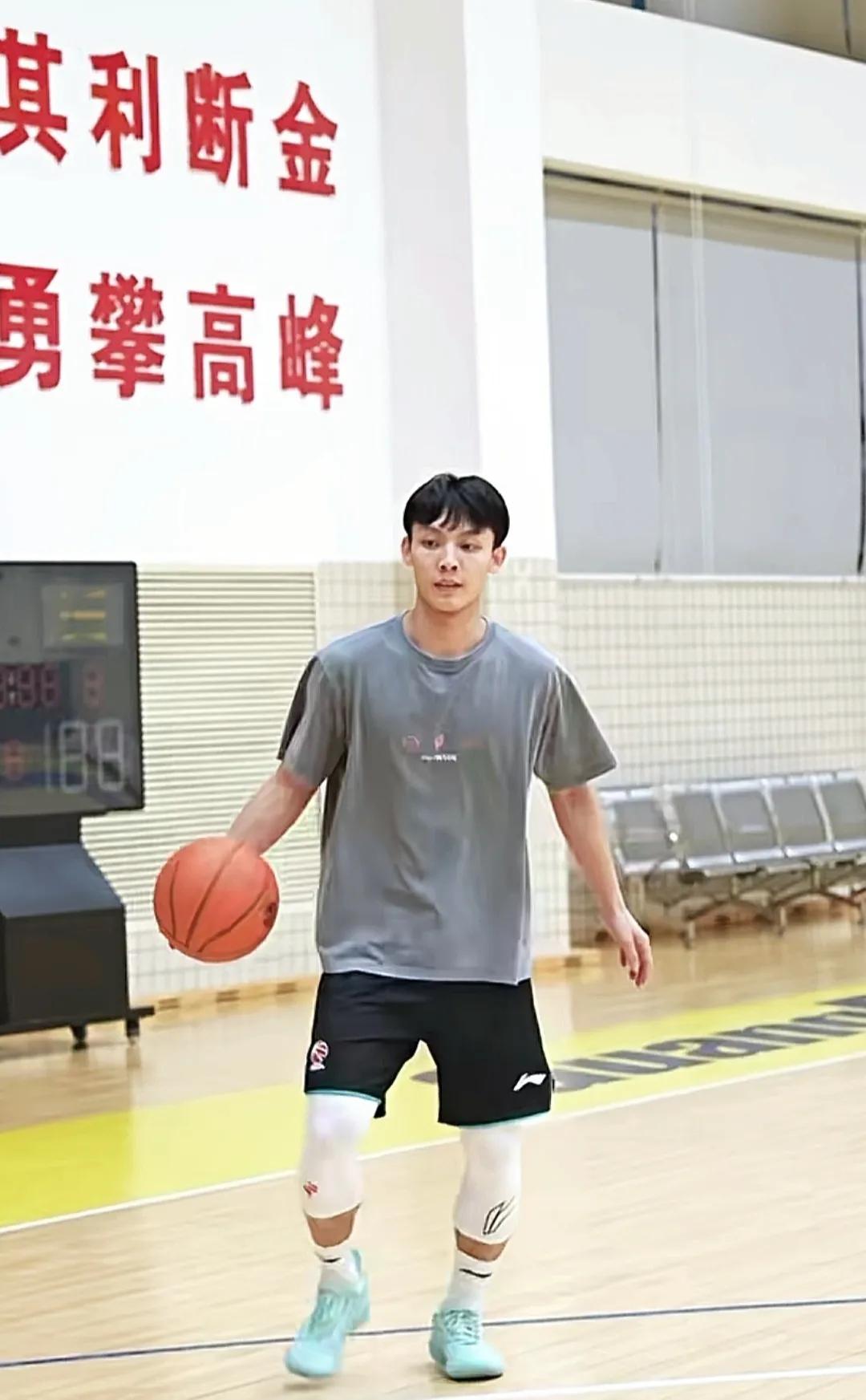 广东今晚打深圳，谁会取胜呢？
话说深圳队最近势头不错，打败青岛浙江令人刮目相看，