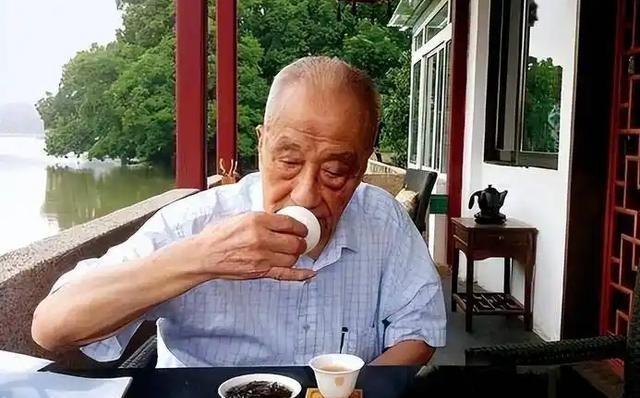 饭后喝一杯浓茶，是很多人放松的习惯，既能解腻，又能提神。可你知道吗？这看似小小的