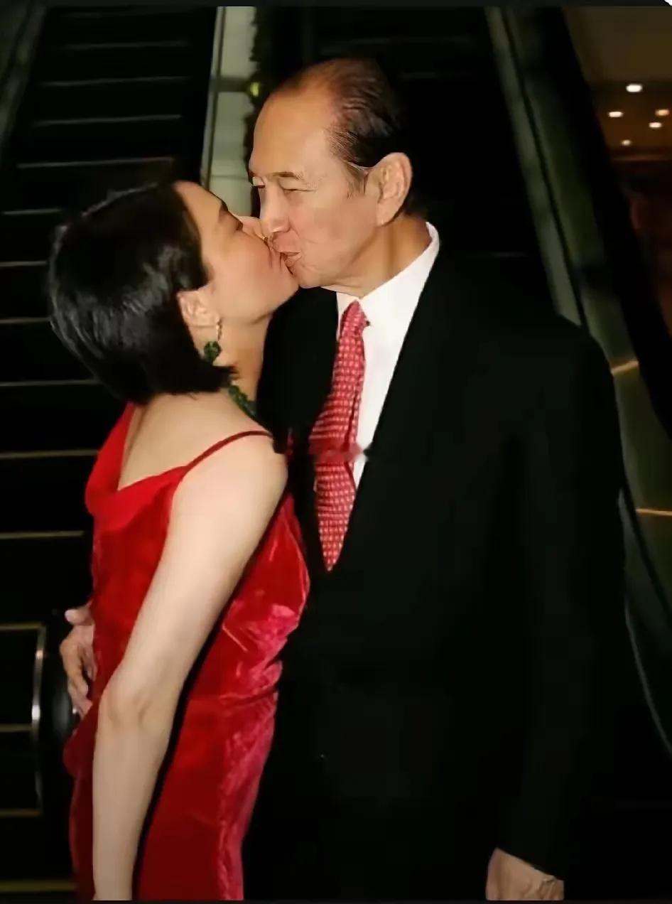 回首65岁的何鸿燊icon和26岁梁安琪大方亲吻，这一幕、还是像电影里面的情节…