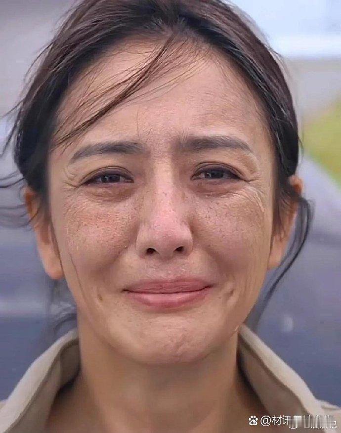 佟丽娅这面部近看不知道是不是故意弄的妆面，真的是好沧桑啊 ​​​