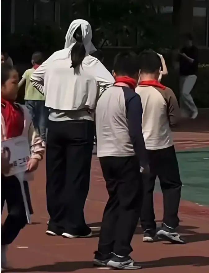 先是因为打伞，再是因为防晒衣，老师这个群体，咋着做都不对了！
老师也心虚，打伞的