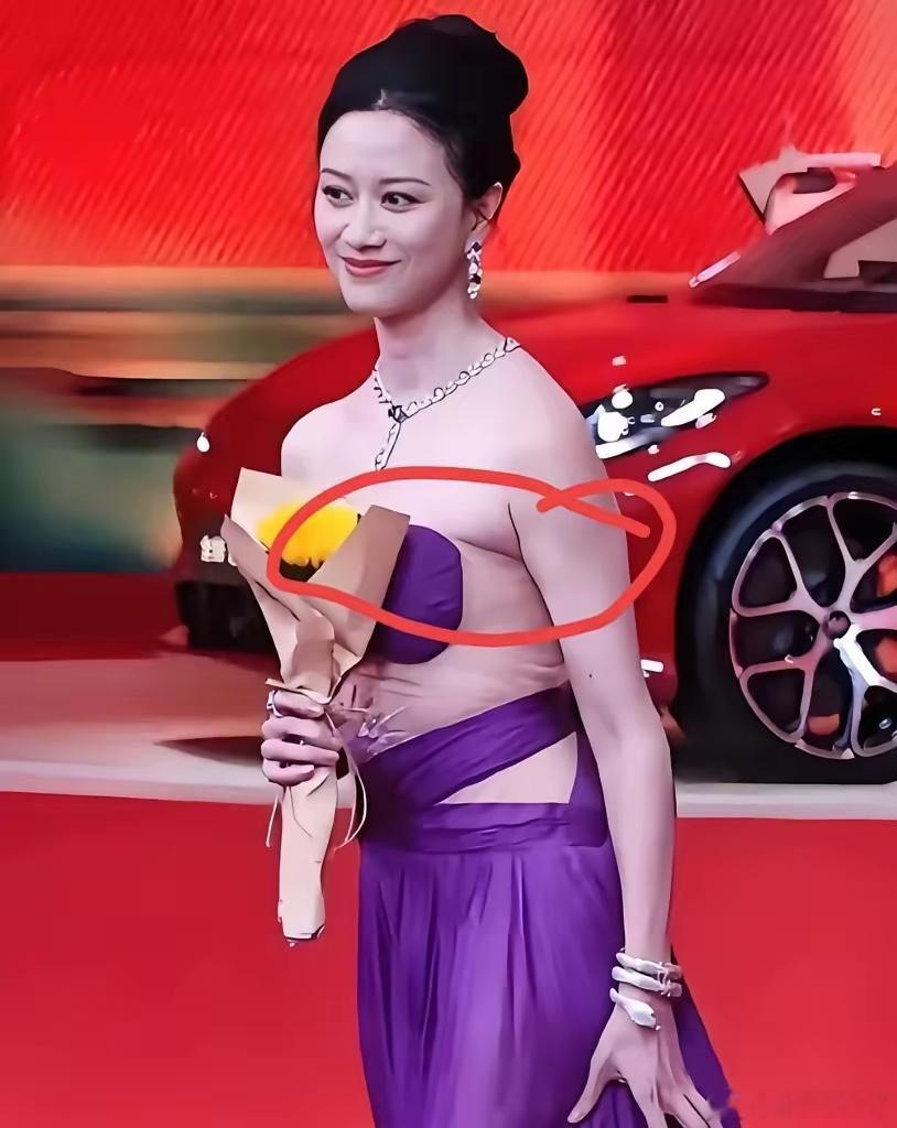 都说倪虹洁是个大美女，可看到她穿这种礼服裙的照片，感觉长得和邻家女孩差不多，看不