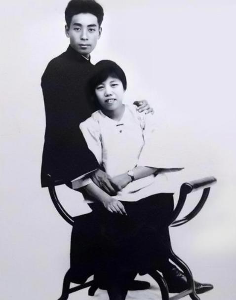 1955年，周恩来出席万隆会议的路上，准们绕道昆明，见了初恋张若名，一见面感慨道