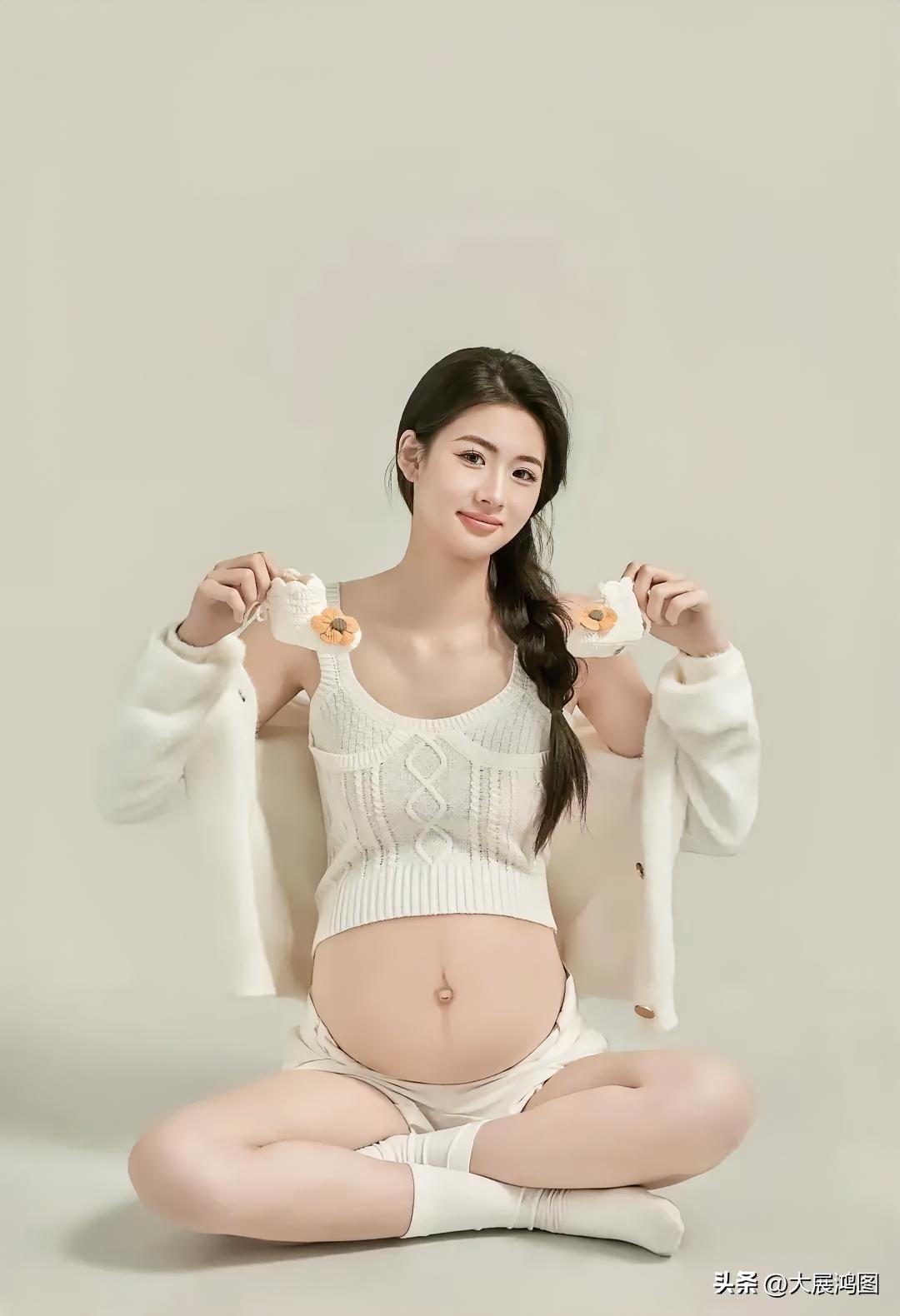 温柔孕妈时尚穿搭，白色毛衣搭配花边小包，既甜美又舒适！🌸👶🏻米白针织穿搭 