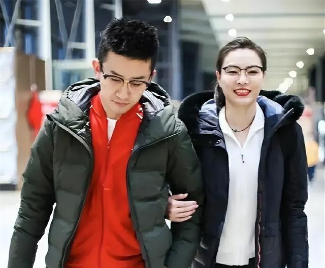 2017年，奥运冠军吴敏霞结婚时跪下给婆婆敬茶，婆婆一脸骄傲。婚后吴敏霞两次怀孕