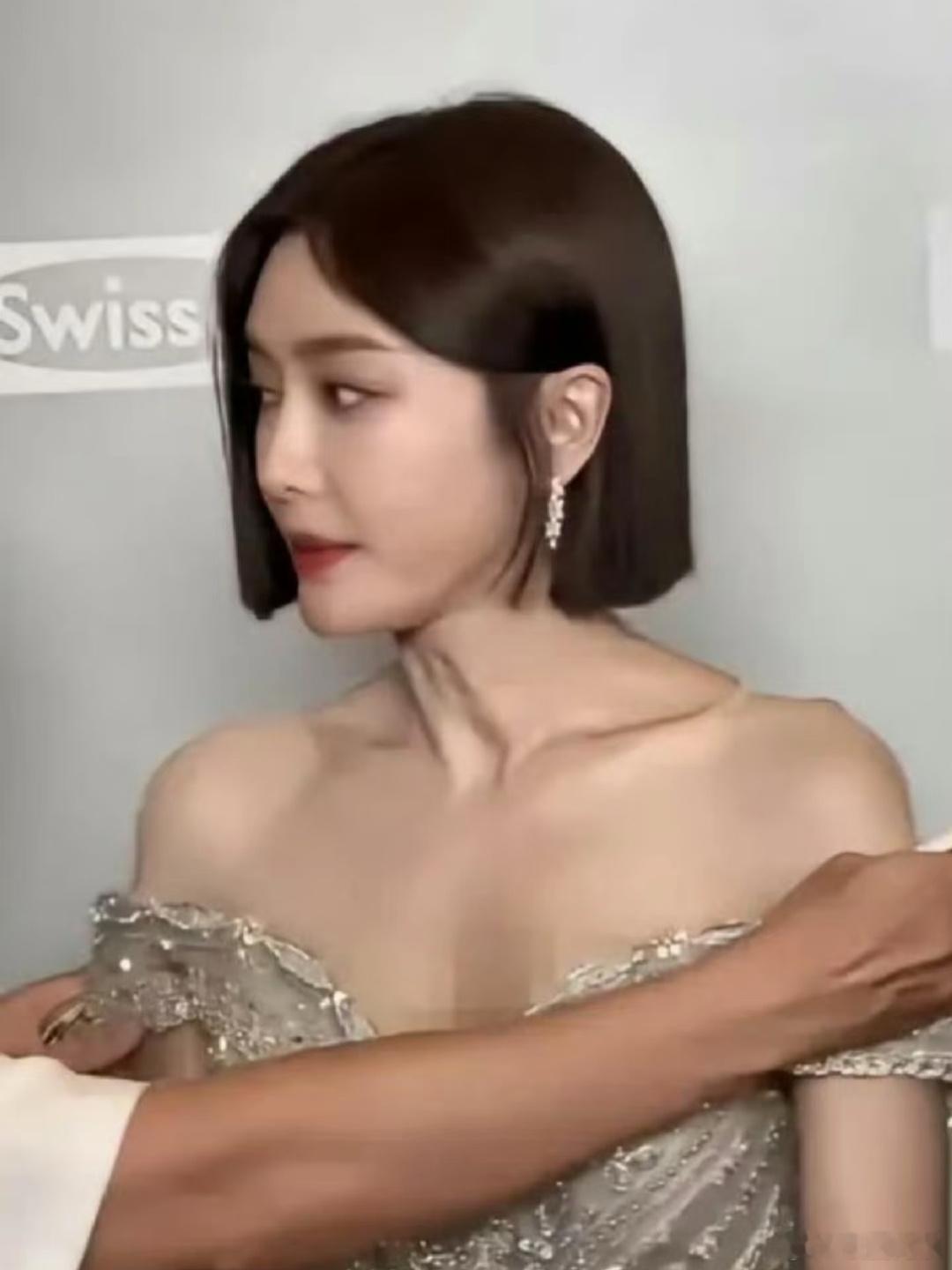 秦岚的衣服做得好隐形啊，如果不看背面根本看不出来，怪不得不怕掉呢[哇] 