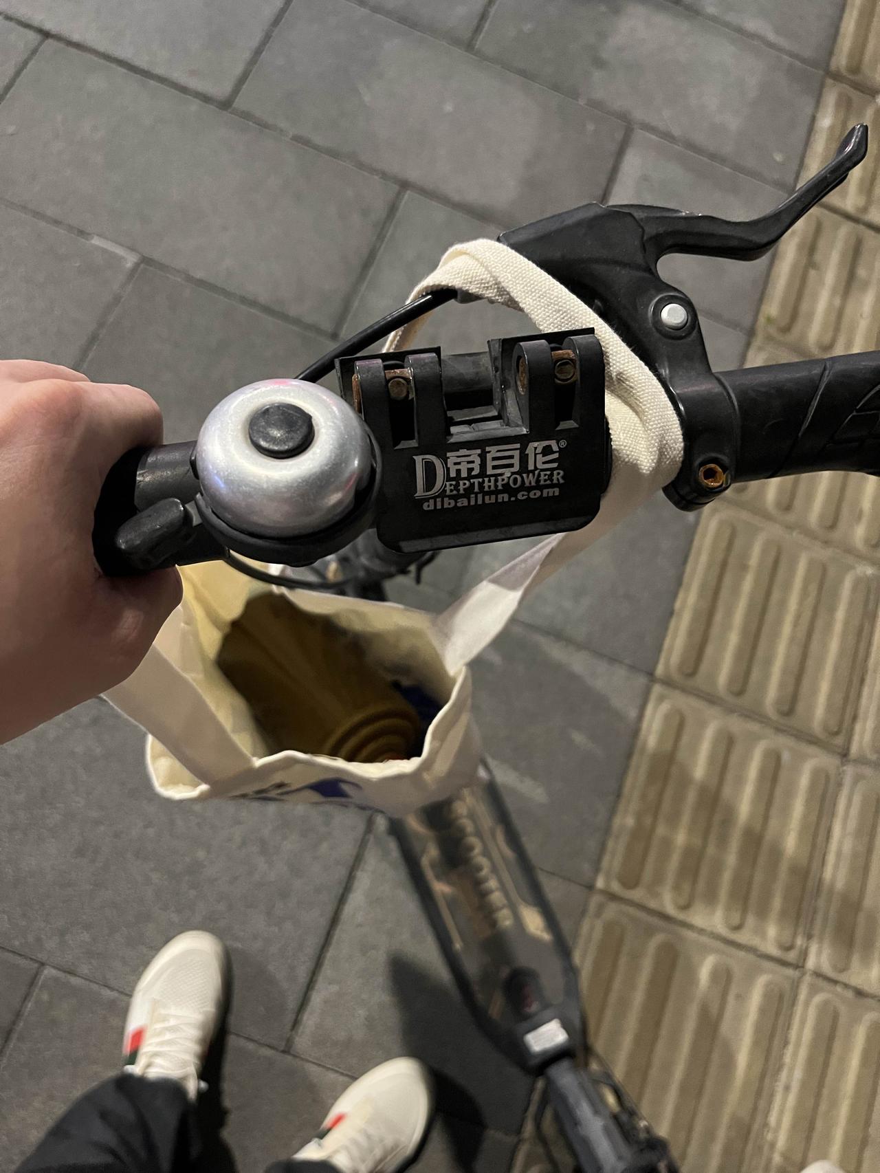 我的代步车，省油又省电，还可以运动运动。